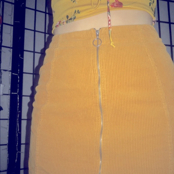 short skirt. - Picture 3 of 3